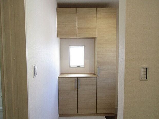 たっぷり収納できるシューズボックスは、家族みんなの靴をすっきり整理。玄関がいつもきれいに保て、出かける前の身支度もスムーズに行えます。