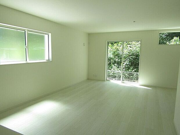 明るく開放感あふれるリビング。大きな窓からの自然光が明るく心地よい空間を作り出します。