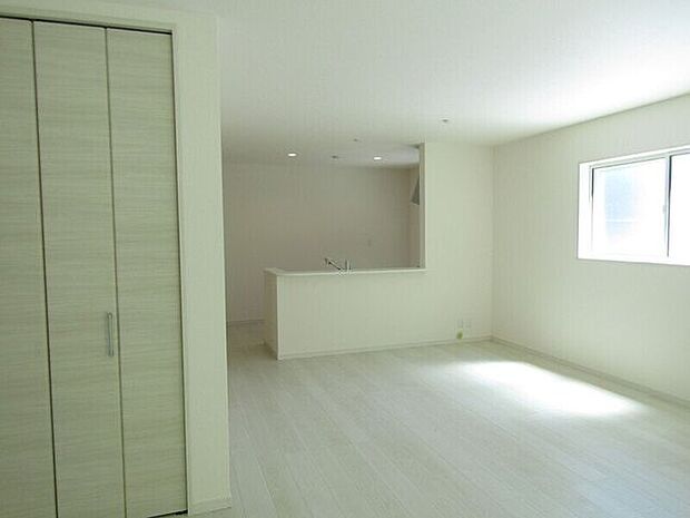 家族の会話が弾む、開放感ある対面式キッチン。料理中もリビングの様子が見えて安心です。