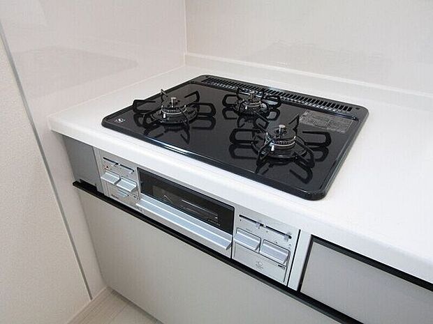 3口のコンロで複数の料理を一度に調理できるため、忙しい毎日の調理時間を大幅に短縮。