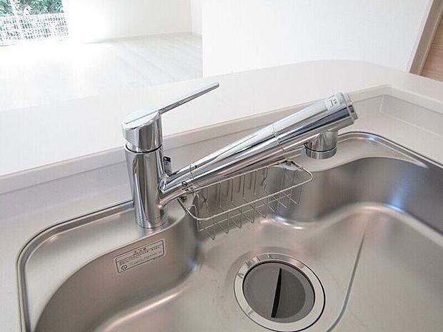 蛇口一体型の浄水器で、見た目もすっきり。キッチンまわりを美しく保てます。