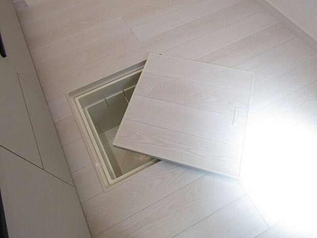 調味料や保存食品、日用品のストックなどをまとめて収納できる床下収納付き。