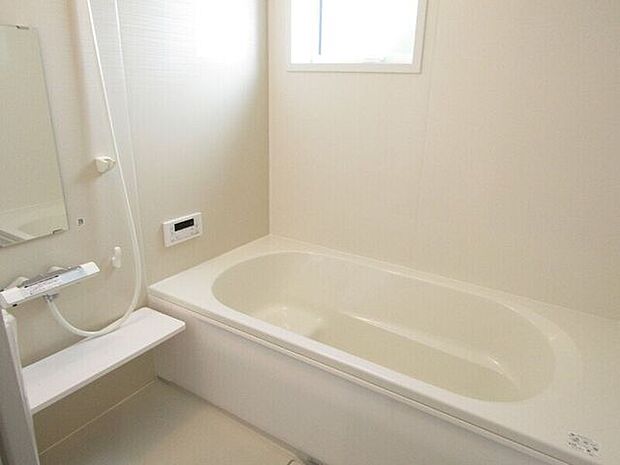 一日の疲れを癒してくれる浴室は清潔感があり明るい雰囲気。浴室窓もありますのでお掃除、換気にも便利です。