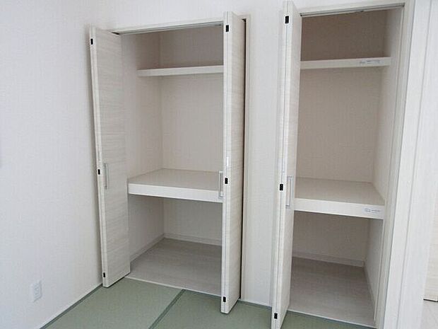 和室には広々とした押入れがあり、布団やお子様の荷物、季節の収納にも最適。暮らしの中で柔軟に使える収納スペースです。