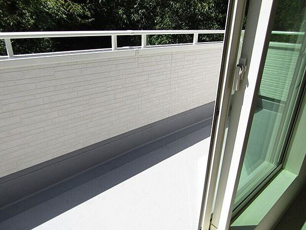 広々バルコニーはお布団などの大きな洗濯ものもまとめて干せますね