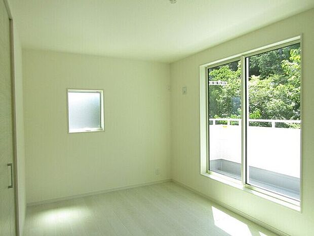 大きな窓からたっぷりと自然光が差し込む明るい洋室。バルコニーへの出入りもスムーズです。