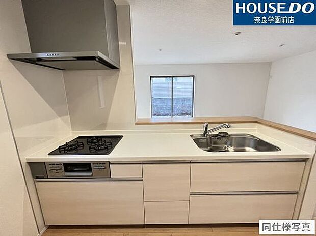 引き出し収納は奥までしっかり引き出せるフルスライド式で、大きな鍋やフライパンもスムーズに出し入れ可能。