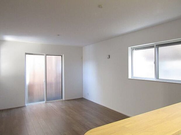 明るく開放的なリビングは、家族がゆったりとくつろぐことができますね。