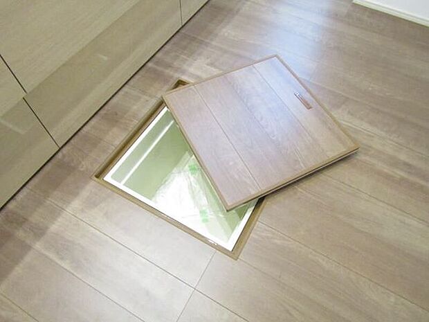 調味料や保存食品、日用品のストックなどをまとめて収納できる床下収納付き。