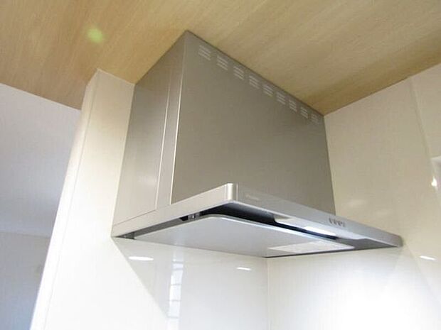 すっきりとしたフォルムのスリム型レンジフードを採用。毎日のお掃除もラクラクです。