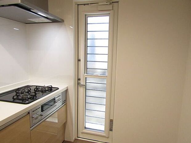 キッチンの勝手口はゴミ出しや換気や通気に役立ちます。