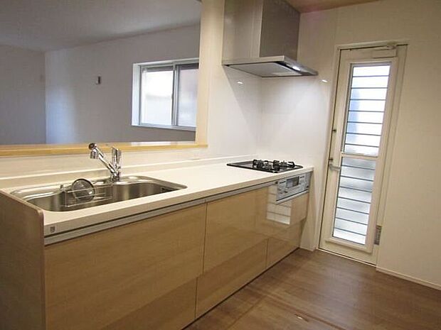 引き出し収納は奥までしっかり引き出せるフルスライド式で、大きな鍋やフライパンもスムーズに出し入れ可能。