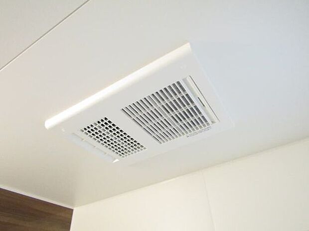 浴室乾燥機付きで、雨の日のお洗濯も安心。カビ予防にも効果的です。