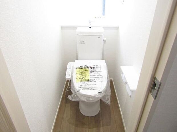 窓付きの洗浄便座トイレが2箇所。明るく清潔感のある快適空間