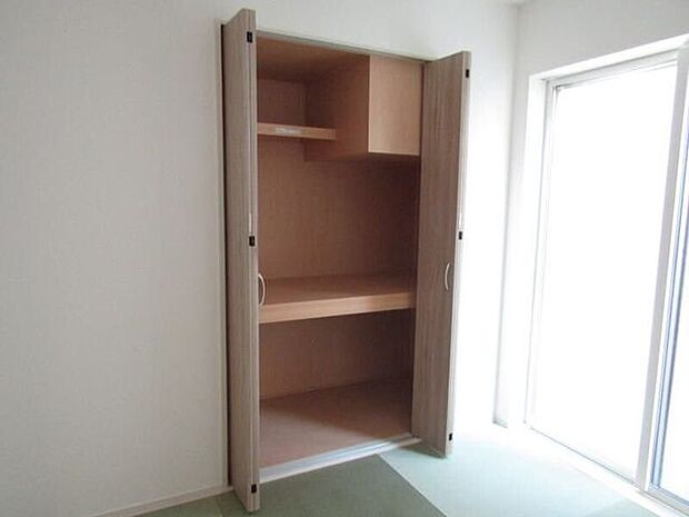 和室には広々とした押入れがあり、布団やお子様の荷物、季節の収納にも最適。暮らしの中で柔軟に使える収納スペースです。