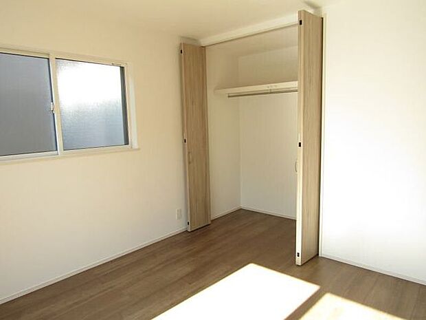すべての居室にクローゼットなどの収納を完備しているため、衣類や日用品をそれぞれのお部屋でしっかり収納できます。