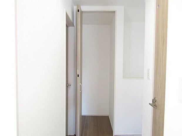 すべての居室にクローゼットなどの収納を完備しているため、衣類や日用品をそれぞれのお部屋でしっかり収納できます。