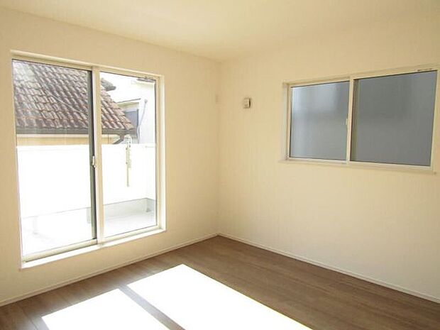 大きな窓から自然光がたっぷり差し込む、バルコニーに面した洋室は、明るく風通しも抜群！