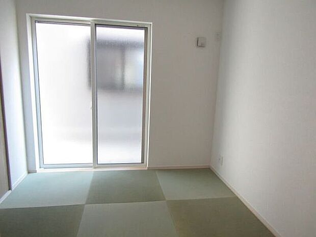 リビング横にある和室は、客間やキッズスペースとしても使える便利な空間です。