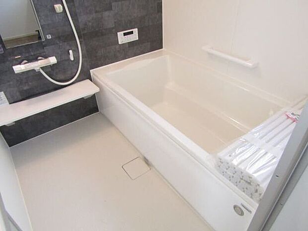 足を延ばしてゆったりと一日の疲れを癒せるバスルーム。