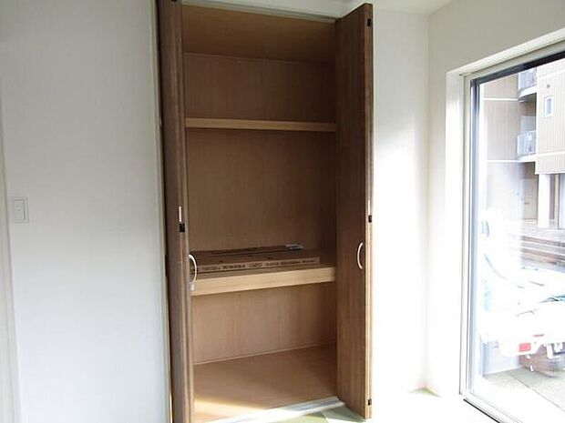 和室には、布団や季節物の収納に便利な押入れを完備。奥行きがあり、たっぷり収納できるため、お部屋をすっきりと保てます。