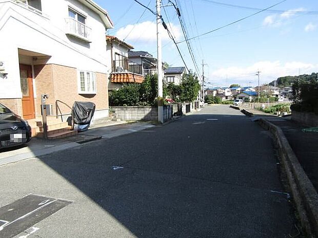 現地（2025年10月）撮影◆前面の道路は約6.4mの幅員があり開放感も十分、毎日の駐車もスムーズに行えます