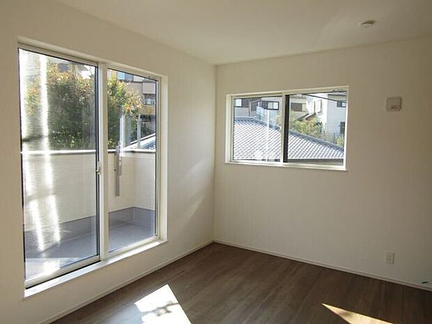 大きな窓からたっぷりと自然光が差し込む明るい洋室。バルコニーへの出入りもスムーズです。