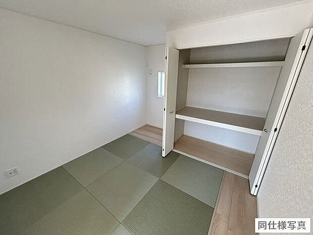 和室には広々とした押入れがあり、布団やお子様の荷物、季節の収納にも最適。暮らしの中で柔軟に使える収納スペースです。