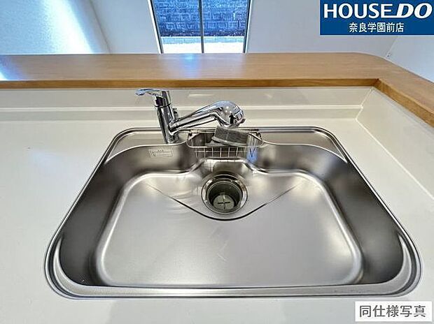 蛇口一体型の浄水器で、見た目もすっきり。キッチンまわりを美しく保てます。