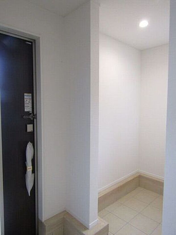 玄関周りをいつでもきれいに保てる、たっぷり収納のシューズクローゼット。季節ごとの靴はもちろん、傘や小物類もすっきり収まり、家族の毎日を快適にサポートします。