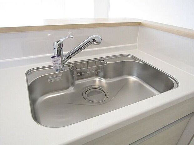 蛇口一体型の浄水器で、見た目もすっきり。キッチンまわりを美しく保てます。