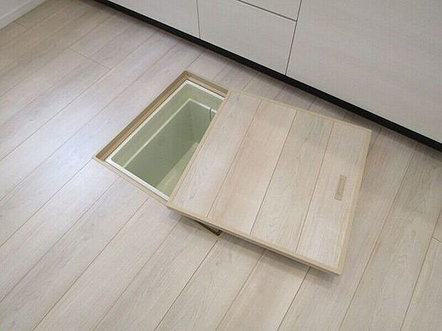 調味料や保存食品、日用品のストックなどをまとめて収納できる床下収納付き。