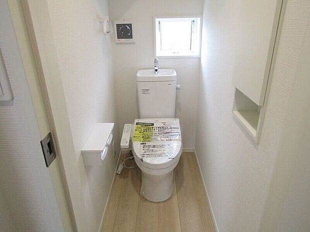 洗浄便座付きの快適トイレ。ニッチ収納を設けるなど、使いやすさにも配慮しました。