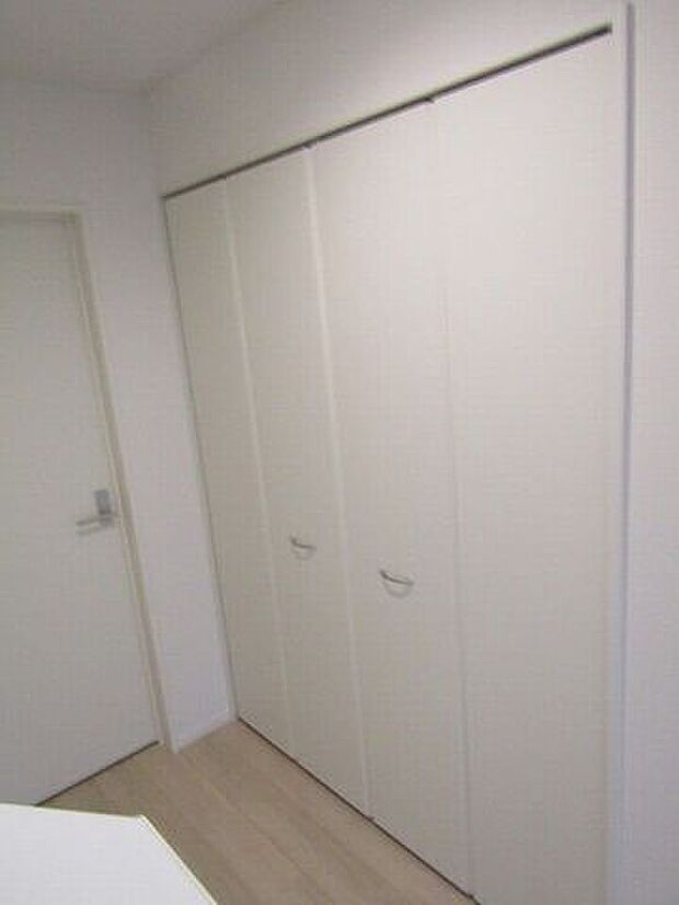 何かと便利な廊下収納。掃除機など日常的に使うけど片づけ場所に困る、そんなものを収納するのにピッタリです。