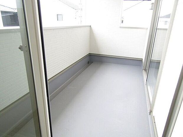 屋根付きインナーバルコニーで天候を気にせず洗濯物が干せます