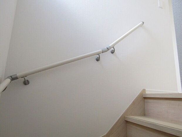 手すりを設置することで歩行のサポートとなり転倒の防止など思わぬ事故を防ぐことが出来ます。