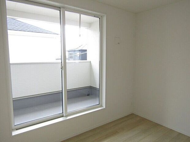 大きな窓から自然光がたっぷり差し込む、バルコニーに面した洋室は、明るく風通しも抜群!