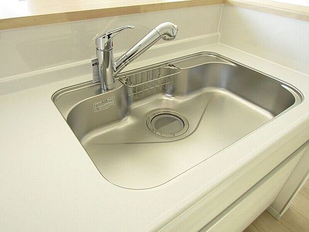 蛇口一体型の浄水器で、見た目もすっきり。キッチンまわりを美しく保てます。