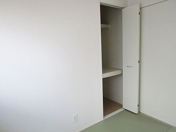 和室には広々とした押入れがあり、布団やお子様の荷物、季節の収納にも最適。暮らしの中で柔軟に使える収納スペースです。