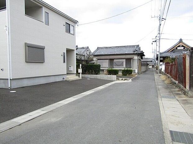 前面道路は開放感溢れるゆとりある道路、運転が苦手な方も入出庫もスムーズにできます♪