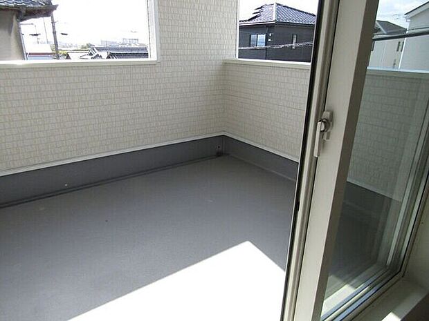 屋根付きインナーバルコニーで天候を気にせず洗濯物が干せます