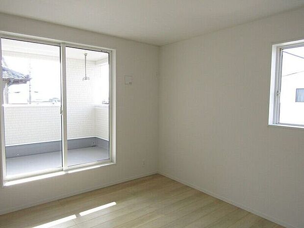 大きな窓から自然光がたっぷり差し込む、バルコニーに面した洋室は、明るく風通しも抜群！