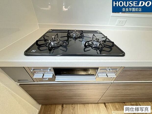 3口のコンロで複数の料理を一度に調理できるため、忙しい毎日の調理時間を大幅に短縮。