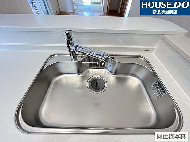 浄水器内蔵の水栓で、毎日の料理や飲み水もよりおいしく、快適に。