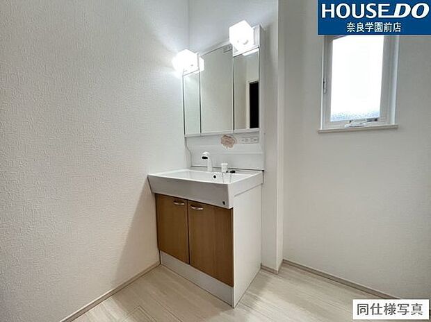 三面鏡の洗面化粧台は鏡扉の裏収納でたっぷりの容量をスッキリと収納できます。シャワーヘッド付きでお掃除も楽ちんです。