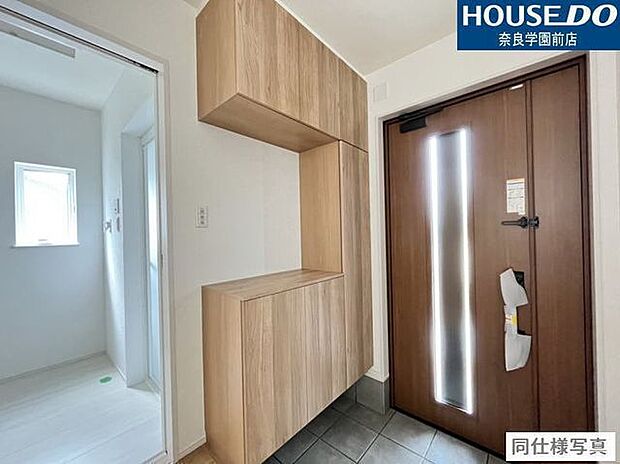 家族みんなの靴をたっぷり収納できるシューズボックス付き。中央に鍵や季節の飾りを置ける便利なスペース付き。