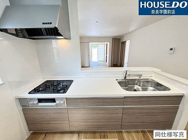 引き出し収納は奥までしっかり引き出せるフルスライド式で、大きな鍋やフライパンもスムーズに出し入れ可能。