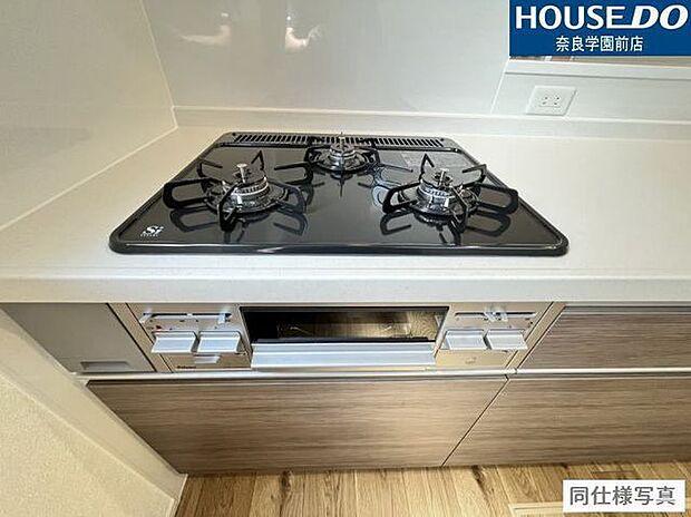 3口のコンロで複数の料理を一度に調理できるため、忙しい毎日の調理時間を大幅に短縮。