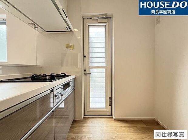 キッチンの勝手口はゴミ出しや換気や通気に役立ちます。