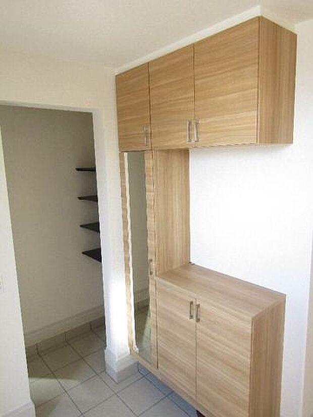 家族の靴をまとめて収納できるシューズボックス付き。玄関横の土間収納には靴はもちろん、アウトドア用品やベビーカー、防災用品などの収納に便利です。